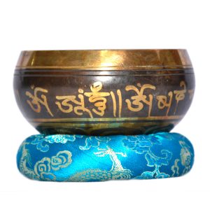 om-mane-carving-singing-bowl-01