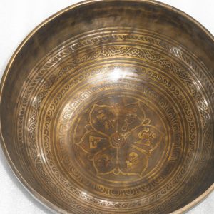 om-mane-carving-singing-bowl-02